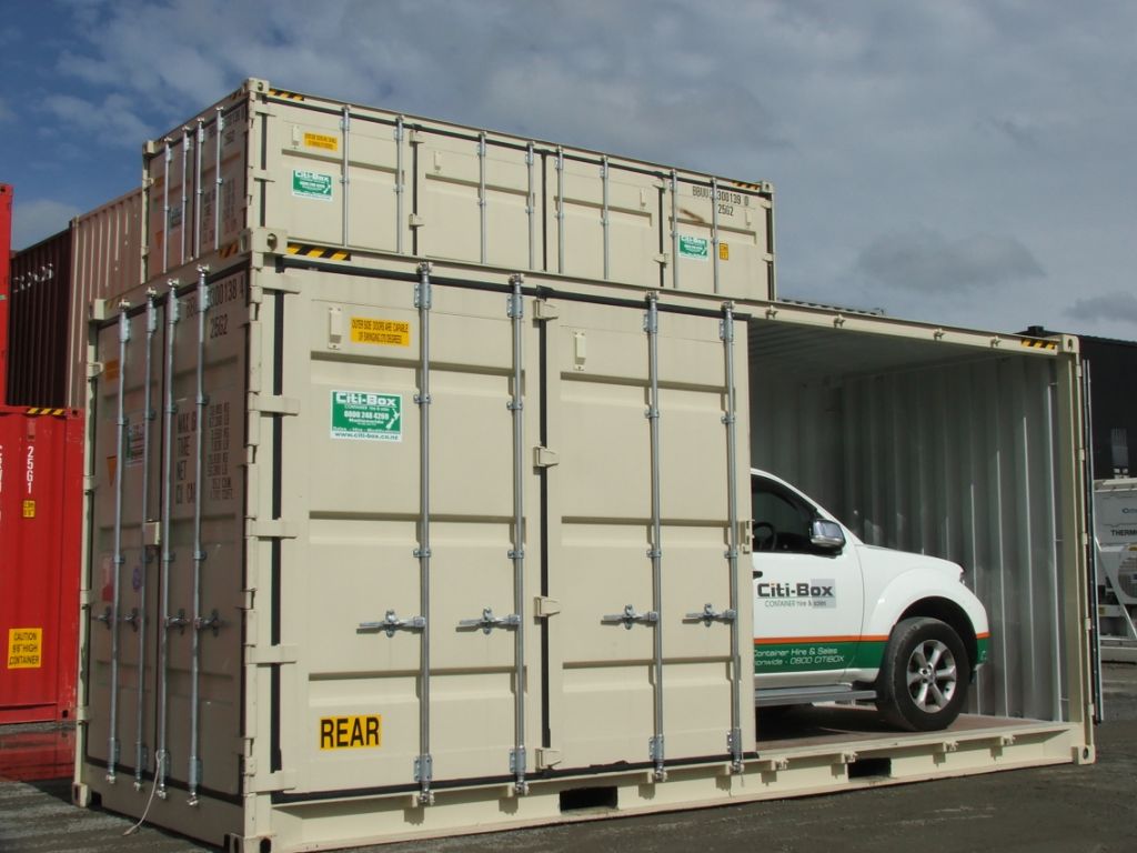 Морской контейнер гараж для машины. Открывают контейнеры с машинами. Контейнер для машинок. Машина в контейнере. Машина для перевоза машин.